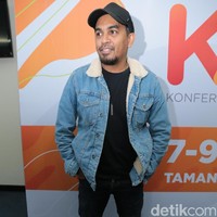 Tak cuma topi fedora, Glenn juga pernah terlihat bersolek dengan topi model lain. Ada topi baret bergaya urban, tidak ketinggalan juga truck hat. (Foto: Ismail/detikHOT)