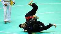 Walau sempat ditegur hingga dikurangi poinnya dua kali tak membuat angka Yachser terkejar.