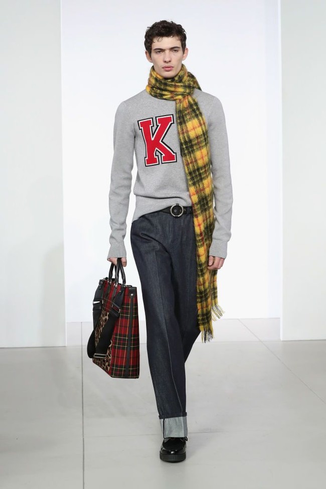 Dinamika Kota New York menjadi inspirasi Michael Kors untuk koleksi busana kali ini. Aku ingin fashion show ini menjadi sebuah surat cinta untuk New York, kata desainer 58 tahun ini, seperti dikutip dari Daily Mail. Foto: Getty Images