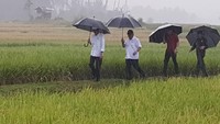 Dalam waktu seminggu itu pula, musim hujan tengah menghampiri sebagian besar wilayah di Indonesia, termasuk yang dikunjungi Jokowi. Dok. PUPR.