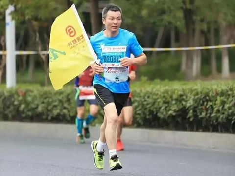 Antimainstream! Pria Ini Pilih Mudik Rayakan Imlek dengan Lari 211 Km