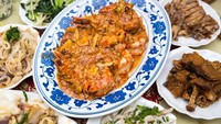 Kalau ketemu makanan favorit, jangan langsung serakah menghabiskannya. Pikirkan bagian orang lain. Jika sudah tinggal sedikit dan kamu mau melahapnya, minta izin dulu dengan yang lain. Foto: iStock