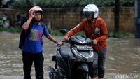 Kondisi ini membuat banyak sepeda motor mogok.