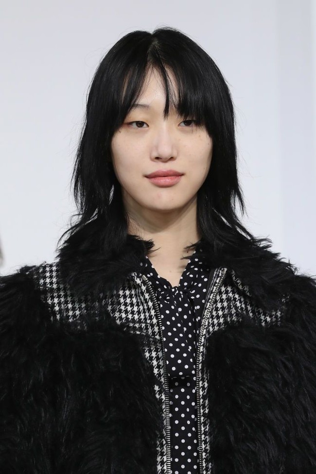 Meskipun tanpa makeup, wajah para model tidak terlihat pucat tapi justru semakin menonjolkan kecantikan alaminya. Foto: Getty Images