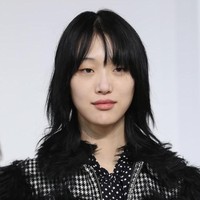 Meskipun tanpa makeup, wajah para model tidak terlihat pucat tapi justru semakin menonjolkan kecantikan alaminya. Foto: Getty Images