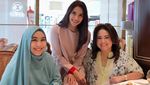 Cantiknya Awet! Ini Potret Maudy Koesnaedi Sedang Mencicip Makanan Enak