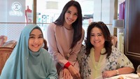 Bersama dua rekan presenternya di sebuah acara, Maudy reunian di sebuah butik teh. Cerita 3 Perempuan, ujar Maudy di keterangan fotonya. Foto: Instagram maudykoesnaedi