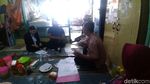 Foto: Duka Keluarga Karyawati Restoran yang Tewas Terjepit Lift