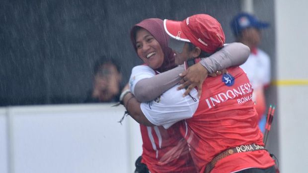 Tim putri compound merayakan medali emas test Event Asian Games 2018. 