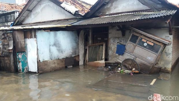 Rawa Buaya Banjir 40 Cm, Warga Harap Kali Pacetongan Dikeruk