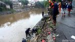 Petugas Tangani Retakan Jalan di Kampung Berlan