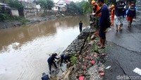 Hal ini dilakukan untuk mengantisipasi jika jalan tersebut ikut longsor ke sungai.