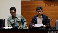 KPK menduga uang Rp 1 miliar itu merupakan uang yang dikumpulkan pejabat Pemkab Lampung Tengah untuk kemudian diberikan ke DPRD. KPK pun menetapkan 3 orang tersangka yaitu Wakil Ketua DPRD Lampung Tengah J Natalis Sinaga, anggota DPRD Lampung Tengah Rusliyanto, dan Kepala Dinas Bina Marga Lampung Tengah Taufik Rahman. Natalis dan Rusliyanto diduga menerima uang dari Taufik.