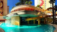Kolam ini berada di kawasan resor Golden Nugget Las Vegas, yang mempunyai Shark Tank, atau tangki berisi ikan hiu (Golden Nugget)