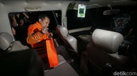 Asep Santika masuk ke mobil tahanan.