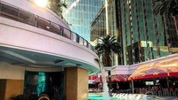 Bukan sekadar kolam renang biasa, tetapi Golden Nugget juga punya kolam dengan pemandangan tangki hiu. Bahkan, punya kursi untuk bersantai yang ada di dalam air (Golden Nugget)
