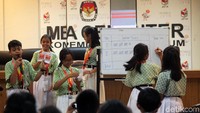 Para siswa ini juga belajar menjadi petugas KPPS.