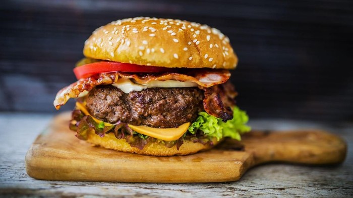 Sering makan junk food bisa picu kanker payudara? Foto: Istock Sering makan junk food bisa picu kanker payudara? Foto: Istock