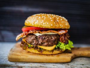 Sering Makan Junk Food Berisiko Kanker Payudara, Mitos atau Fakta?