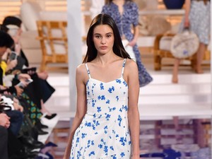 Jarang Terjadi, Model Fashion Show Tanpa Sepatu di New York Fashion Week
