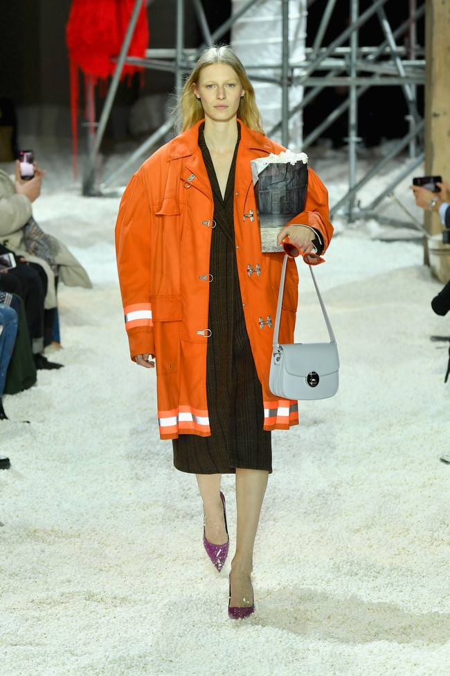  Tema tersebut berkorelasi dengan busana rancangan Raf. Kali ini, mantan direktur kreatif Dior itu mengadopsi seragam pemadam kebakaran. (Foto: Slaven Vlasic/Getty Images)