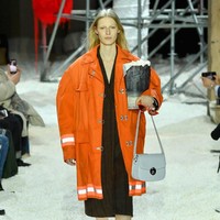  Tema tersebut berkorelasi dengan busana rancangan Raf. Kali ini, mantan direktur kreatif Dior itu mengadopsi seragam pemadam kebakaran. (Foto: Slaven Vlasic/Getty Images)