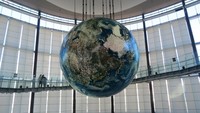 Geo Cosmos, bola dunia raksasa yang digantung dari lantai 5 dengan panel LED menampilkan peta bumi dan informasi iklim, cuaca, karakter tanah dan lainnya (Fitraya/detikTravel)