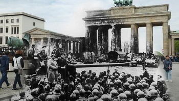 Rekayasa digital ini dibuat untuk memperingati Perang Dunia 2 yang meluluhlantakkan Eropa. Tampak tentara Rusia dan AS berada di depan Brandeburg Gate di Berlin, dengan sebagian gambar adalah suasana masa kini. Foto: Getty Images