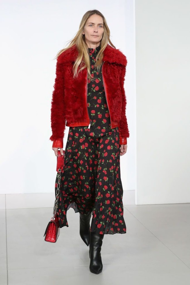 Keberagaman Kota New York juga diperlihatkan lewat gaya tabrak motif, tabrak warna serta perpaduan kontras unsur feminin, edgy hingga maskulin dalam kesatuan busana. Foto: Getty Images