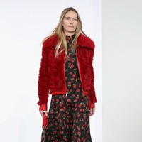 Keberagaman Kota New York juga diperlihatkan lewat gaya tabrak motif, tabrak warna serta perpaduan kontras unsur feminin, edgy hingga maskulin dalam kesatuan busana. Foto: Getty Images