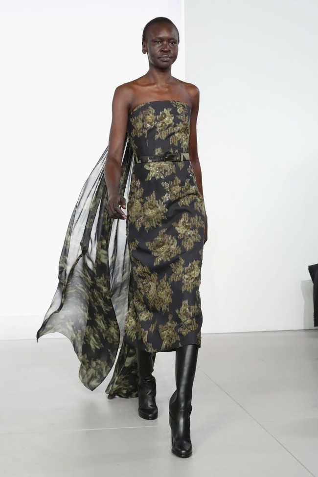 Hadir pula model legendaris Alek Wek, yang membawakan strapless dress bernuansa floral. Foto: Getty Images