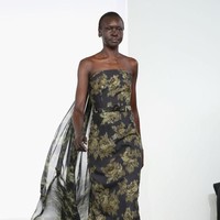 Hadir pula model legendaris Alek Wek, yang membawakan strapless dress bernuansa floral. Foto: Getty Images