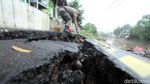 Petugas Tangani Retakan Jalan di Kampung Berlan