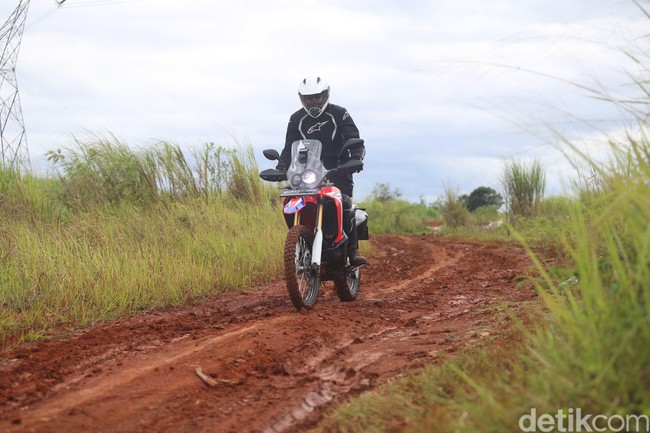 Bertualang Bersama Si Jangkung Honda CRF250 Rally