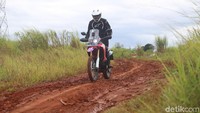 Motor ini bikin penasaran para pencinta motor petualang. Terlebih, Honda juga menyematkan DNA motor offroad ala Rally Dakar di CRF250 Rally ini.