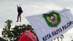 Aksi Romantis Prajurit TNI Lamar Kekasihnya Usai Terjun Payung