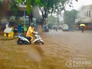 Hujan Deras, Kawasan Kelapa Gading Tergenang Air