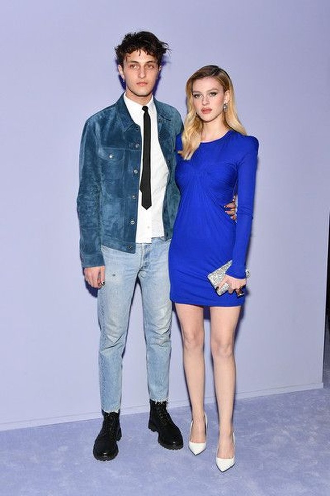 Adik Gigi Hadid, Anwar Hadid tampil dengan double denim. Ia memberikan kesan formal dengan memakai kemeja dan dasi.  Foto: Getty Images