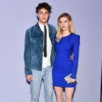 Adik Gigi Hadid, Anwar Hadid tampil dengan double denim. Ia memberikan kesan formal dengan memakai kemeja dan dasi.  Foto: Getty Images