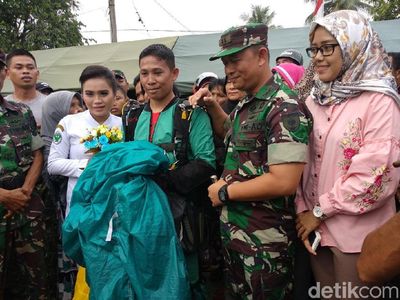 Aksi Romantis Prajurit TNI Lamar Kekasihnya Usai Terjun Payung