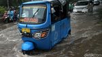Aksi Pengendara Terobos Banjir di Cempaka Putih