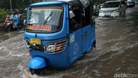 Bajaj menerobos banjir.