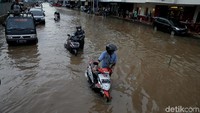 Tampak banyak sepeda motor juga yang mogok saat berupaya menerobos genangan air.