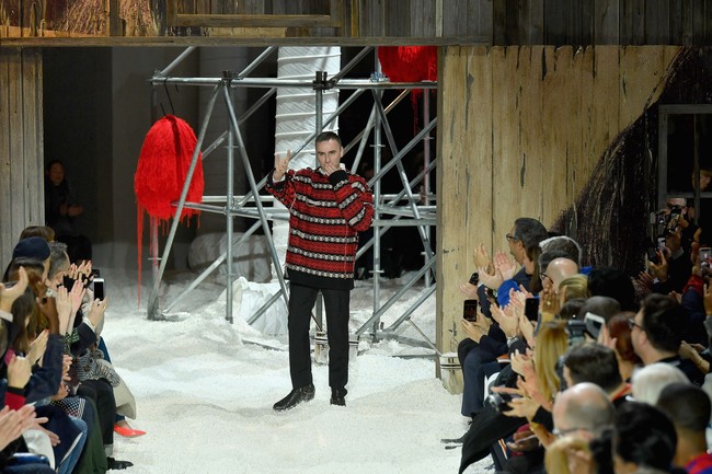 Hari ke-9 New York Fashion Week diisi dengan peragaan koleksi Calvin Klein rancangan Raf Simons. Fashion show kedua Raf untuk rumah mode Amerika Serikat itu berlangsung di New York Stock Exchange, New York City, AS, Selasa (13/2/2018). (Foto: Dimitrios Kambouris/Getty Images)