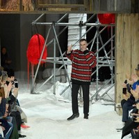 Hari ke-9 New York Fashion Week diisi dengan peragaan koleksi Calvin Klein rancangan Raf Simons. Fashion show kedua Raf untuk rumah mode Amerika Serikat itu berlangsung di New York Stock Exchange, New York City, AS, Selasa (13/2/2018). (Foto: Dimitrios Kambouris/Getty Images)