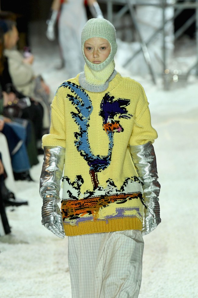 Sweater rajut bergambar karakter kartun Road Runner turut mewarnai koleksi ini untuk mengakomodasi selera gaya milenial yang jenaka. (Foto: Dimitrios Kambouris/Getty Images)