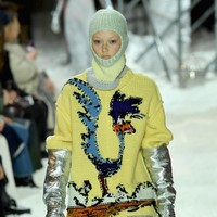 Sweater rajut bergambar karakter kartun Road Runner turut mewarnai koleksi ini untuk mengakomodasi selera gaya milenial yang jenaka. (Foto: Dimitrios Kambouris/Getty Images)