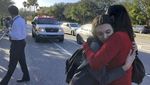 Foto: Wajah-wajah Duka Usai Penembakan Brutal di Sekolah Florida