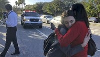 Penembakan terjadi di kawasan berjarak 72 kilometer dari kota Miami, yang banyak ditinggali warga berbagai ras di AS. Penembakan ini menambah panjang daftar kekerasan bersenjata yang marak melanda sekolah dan kampus AS dalam beberapa tahun terakhir. Foto: AFP PHOTO/Michele Eve Sandberg