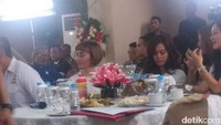 Roro Fitria pernah curhat ke Kepala BNN Budi Waseso soal hukuman ke artis yang kena narkoba. Pak, saya mau tanya. Kalau ada artis salahgunakan narkoba itu sebaiknya direhab atau dipenjara Pak, kalau dia di posisi sebagai victim? tanya Roro Fitria kepada Buwas.